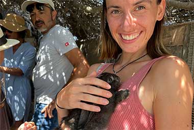 Κουνέλι στη φάρμα Λουμίδη με τα ζώα στη Σίφνο