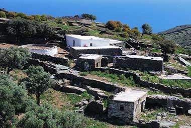 τα κτίσματα στη φάρμα Λουμίδη στη Σίφνο