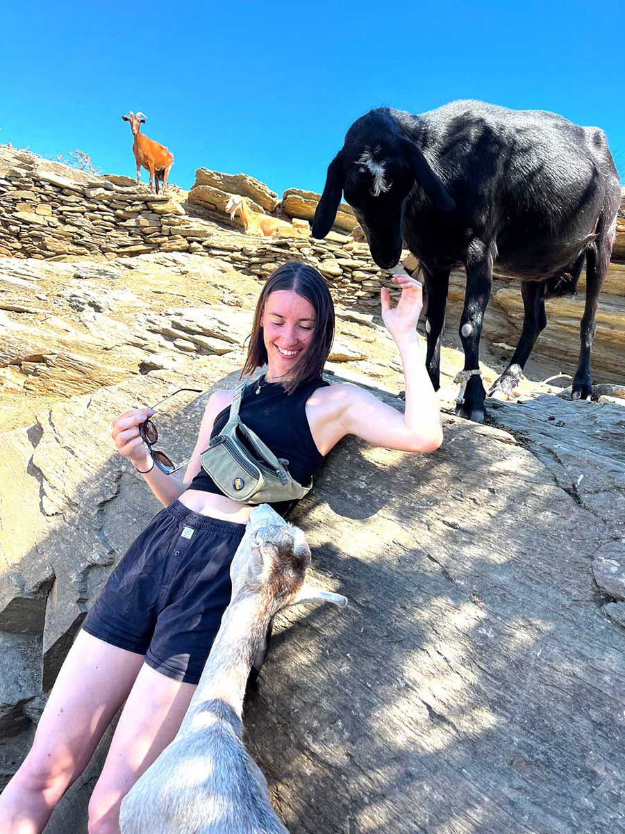 Κατσίκες μυρίζουν κοπέλα