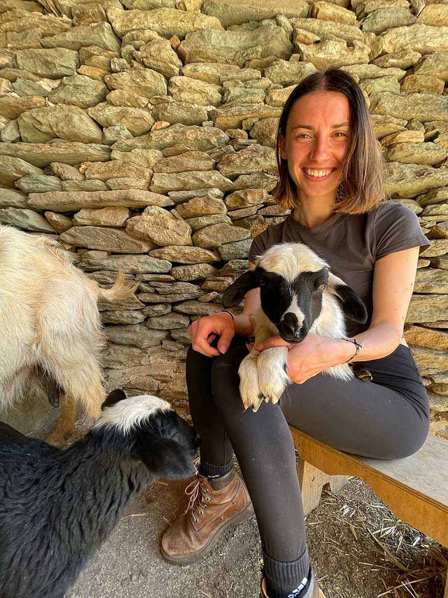 Αγκαλιά με την κατσικούλα