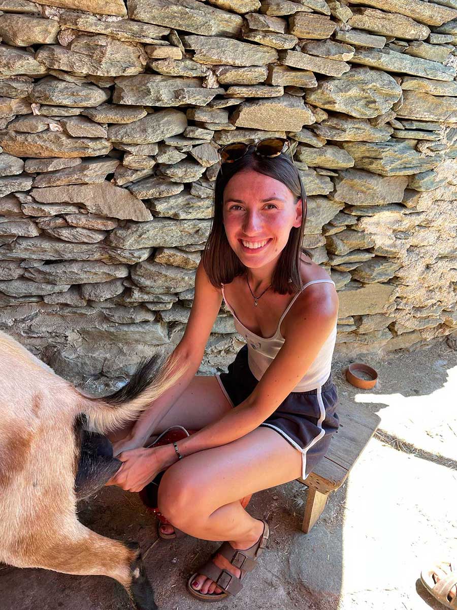 κοπέλα αρμέγει κατσίκα