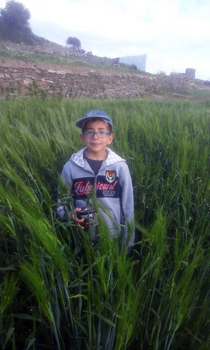 Ο Άγγελος κρατάει το κουτί με τα σπόρια που θα φυτέψει σε λίγο